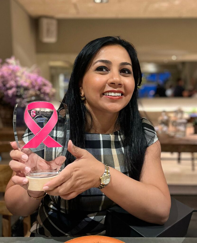 Dr. Norran Hussein receiving an award for her contributions in breast cancer awareness and breast imaging in Dubai.